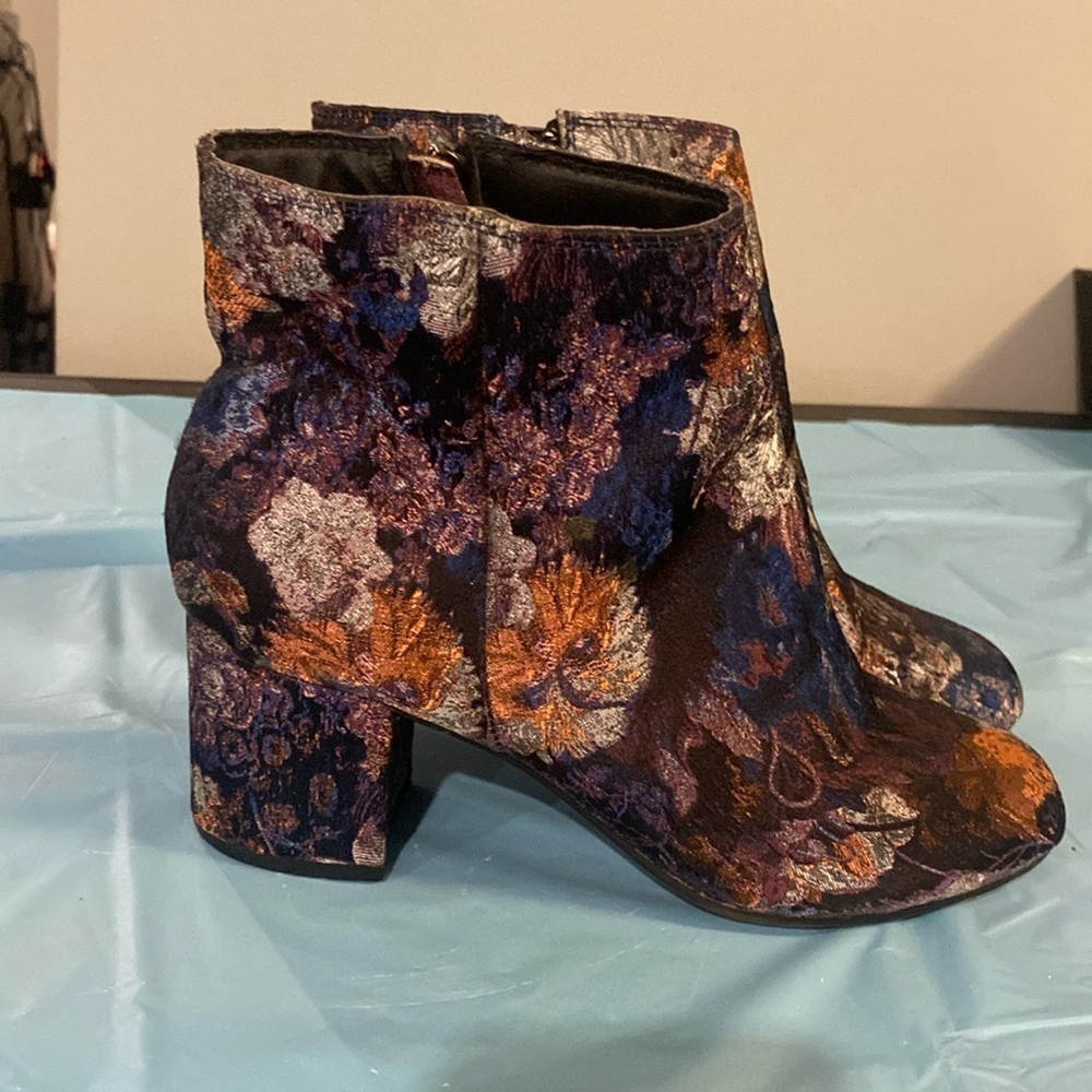 Women’s NYDIA size 8 floral multi color booties with chunky heel